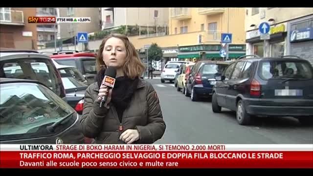 Roma, parcheggio selvaggio e doppia fila bloccano le strade
