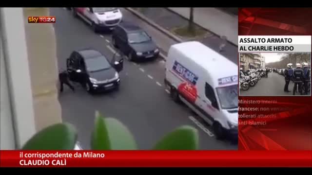 Charlie Hebdo, bandiera francese esposta al Comune di Milano