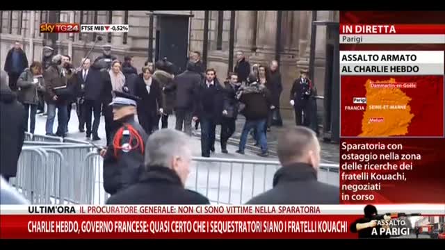 Charlie Hebdo, Hollande esce a piedi dal Palazzo dell'Eliseo
