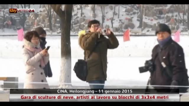 Cina, sculture neve: artisti lavorano blocchi di 3x3x4 metri