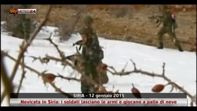Siria, i soldati lasciano le armi e giocano a palle di neve