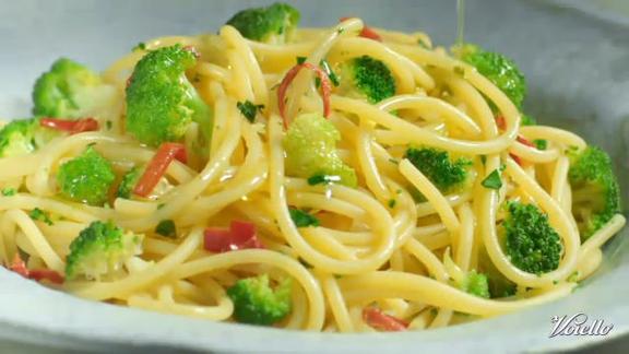 Spaghetti aglio, olio e broccoli verdi