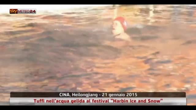 Cina, tuffi in acqua gelida a festival “Harbin Ice and Snow”