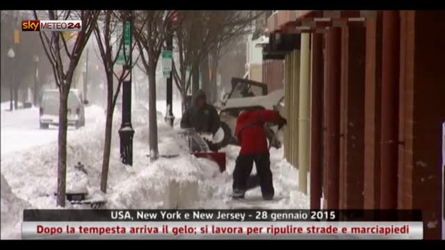 New York, dopo la tempesta si lavora per ripulire le strade