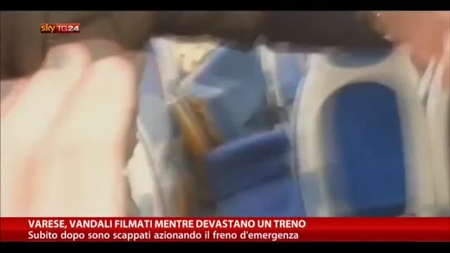 Varese, vandali filmati mentre devastano un treno
