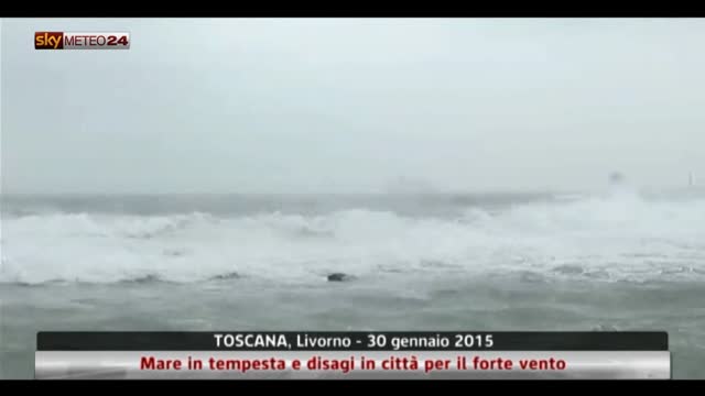Toscana, mare in tempesta e disagi per il forte vento