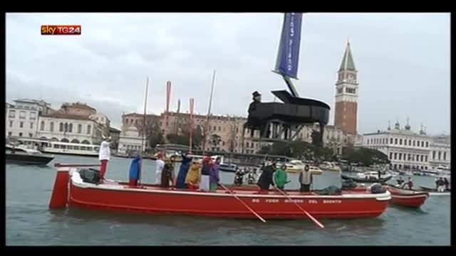 Carnevale, il pianista "sospeso" incanta Venezia