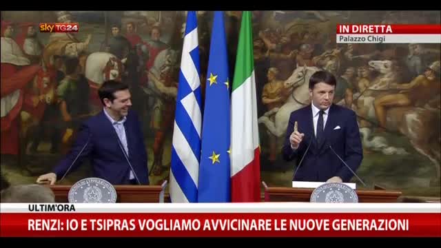 Renzi regala a Tsipras una cravatta: video