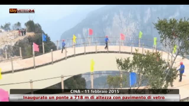 Cina, inaugurato ponte 718m di altezza con pavimento vetrato