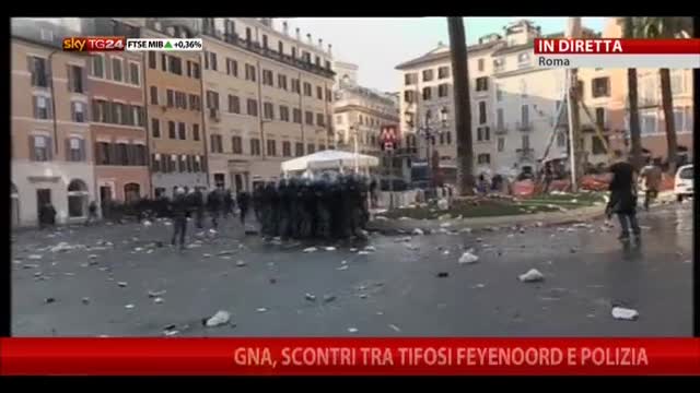 Caos Piazza Spagna, scontri tra tifosi Feyenoord e polizia
