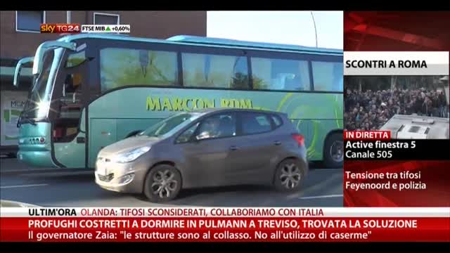 Profughi costretti a dormire in bus a Treviso