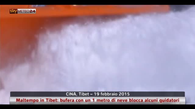 Bufera di neve in Tibet blocca alcuni guidatori