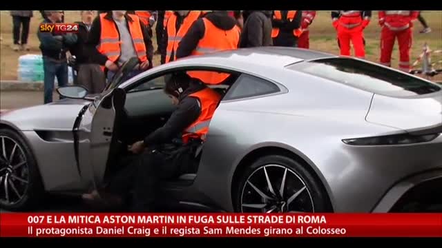 007 e la mitica Aston Martin in fuga sulle strade di Roma