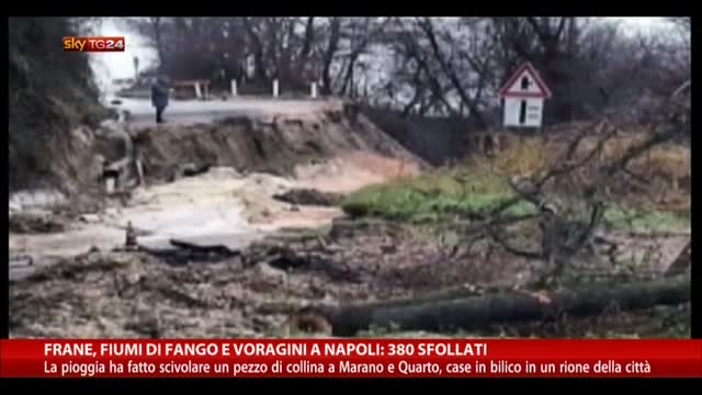 Frane, fiumi di fango e voragini a Napoli: 380 sfollati