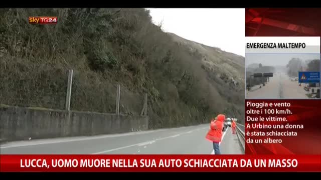 Lucca, uomo muore nella sua auto schiacciata da un masso