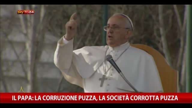 Il Papa: la corruzione puzza, la società corrotta puzza