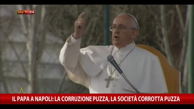 Il Papa a Napoli: corruzione puzza, società corrotta puzza