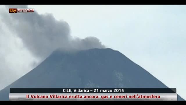 Cile, Villarica erutta ancora, gas e ceneri nell’atmosfera