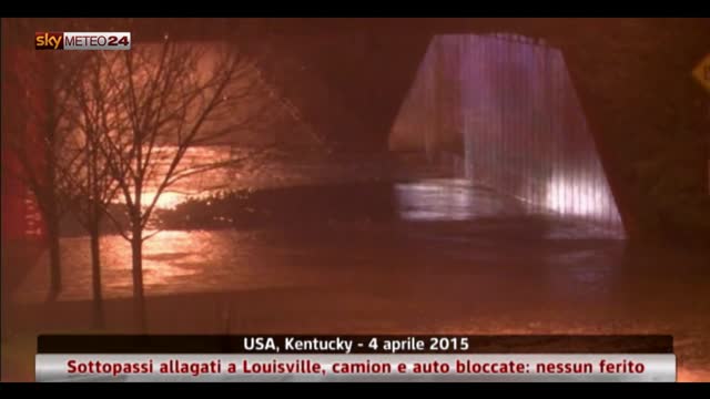 Sottopassi allagati a Louisville, camion e auto bloccate