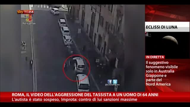 Roma, il video dell'aggressione del tassista a un 64enne