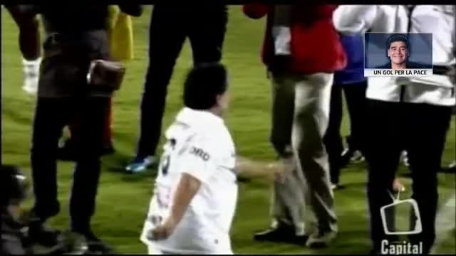 Maradona in campo, un gol per la pace