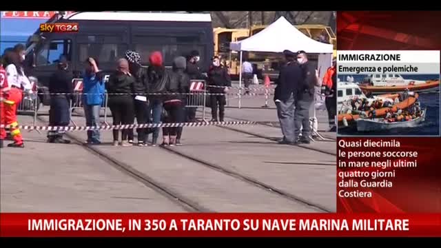 Immigrazione, in 350 a Taranto su nave marina militare
