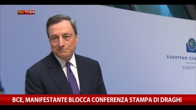 Bce, attivista blocca conferenza stampa di Draghi