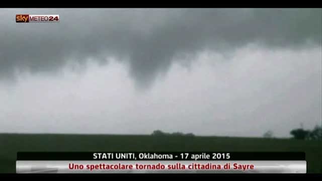 Spettacolare tornado sulla cittadina di Sayre, Oklahoma