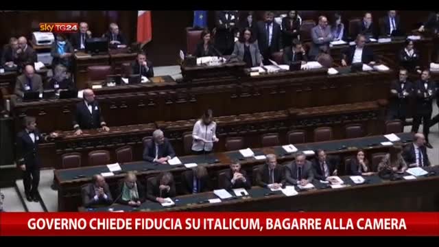 Governo chiede fiducia su Italicum, bagarre alla Camera