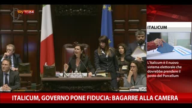 Italicum, Governo pone fiducia: bagarre alla Camera