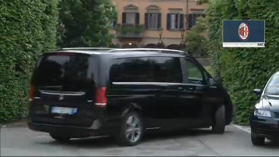 L'arrivo di Mister Bee ad Arcore per incontrare Berlusconi