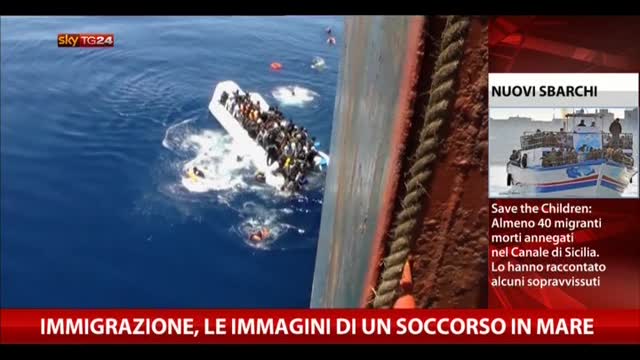 Immigrazione, le immagni di un soccorso in mare
