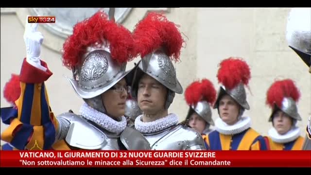 Vaticano, il giuramento di 32 nuove guardie svizzere