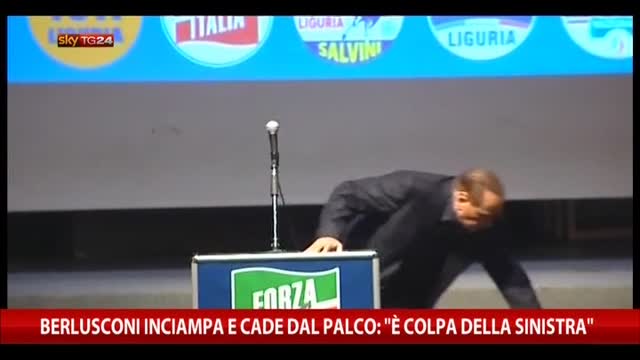 Berlusconi inciampa e cade dal palco: "Colpa della sinistra"