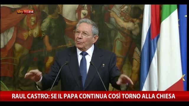 Raul Castro: "Se il papa continua così torno alla Chiesa"