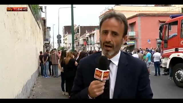 Uomo spara dal balcone a Napoli: morti e feriti