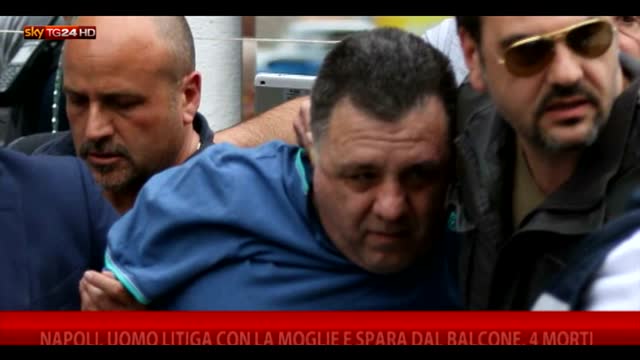 Uccide familiari e spara dal balcone strage a Napoli