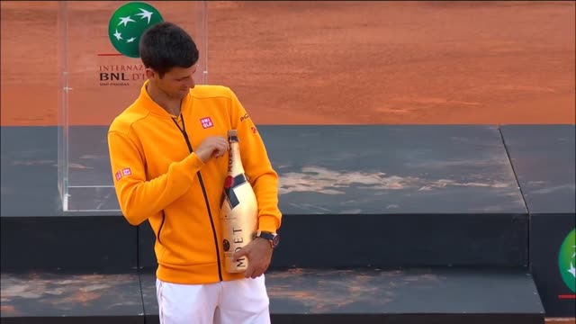 Roma, Djokovic festeggia ma il tappo di champagne lo ferisce