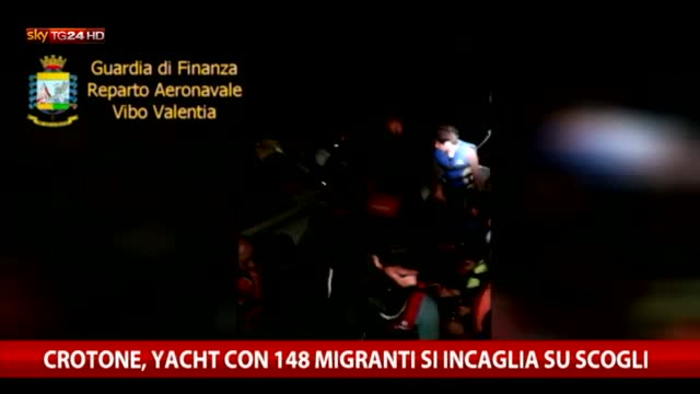 Crotone, Yacht con 148 migranti si incaglia su scogli