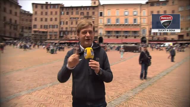 Piazza del Campo, c'è il Palio di Siena... con le Ducati