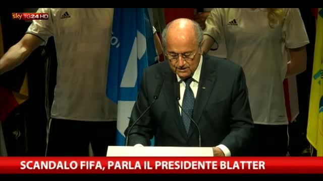 Blatter non lascia: "È colpa mia? Io non posso vedere tutto"