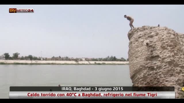 40 gradi a Baghdad, refrigerio nel fiume Tigri