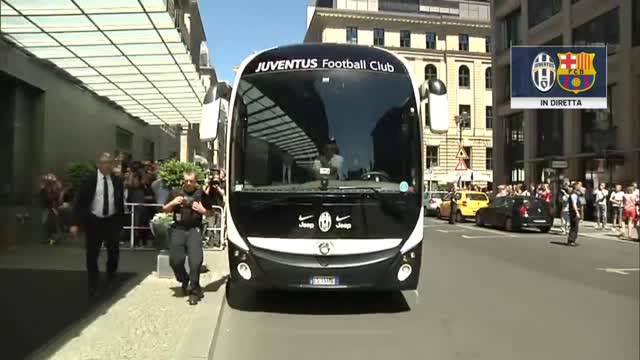 Il pullman della Juventus arriva a Berlino: Allegri in testa