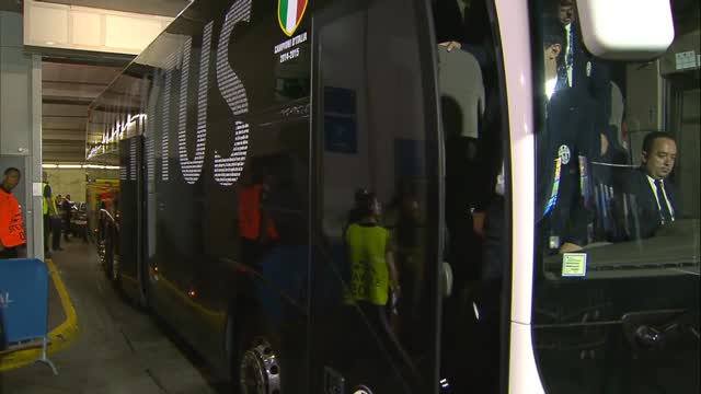 Facce concentrate, il bus della Juve arriva allo stadio