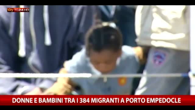 Donne e bambini sbarcati a Porto Empedocle