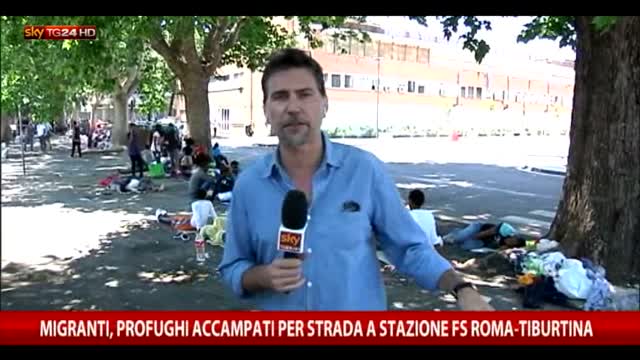 Migranti, profughi accampati per strada a Roma 