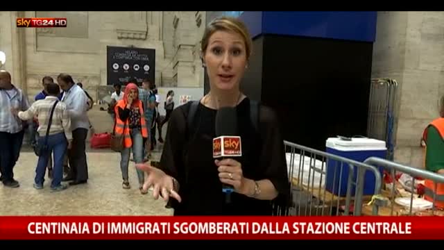 Milano, migranti alla stazione centrale