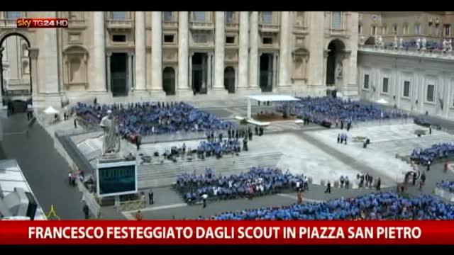 Papa Francesco festeggiato dagli scout in piazza San Pietro