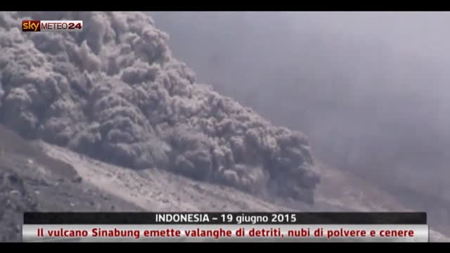 Indonesia: vulcano Sinabung emette detriti e cenere