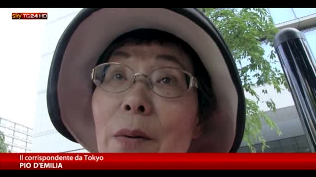 Giappone donne in rosso protestano per la pace
